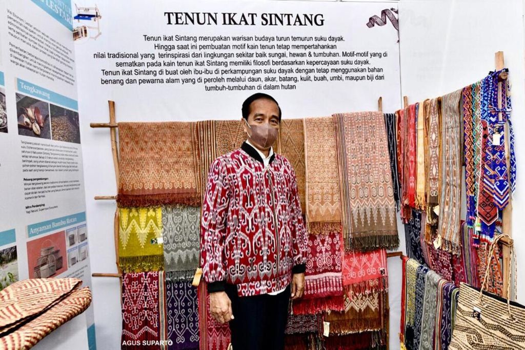 Saat ke Kabupaten Sintang dan meresmikan Bandara Tebelian Sintang, Rabu (8/12/2021), Presiden Jokowi juga sempat membeli jaket bomber berbahan tenun ikat sintang. Tenun tersebut bermotif manok atau tali pengikat ayam. 