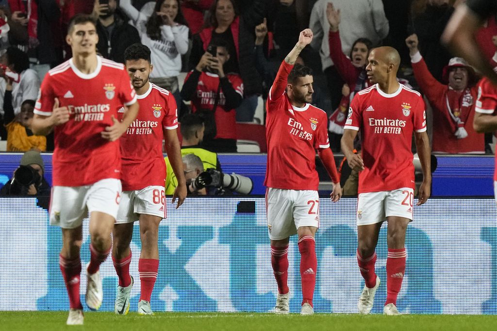 Pemain Benfica Rafa Silva (kedua dari kanan) melakukan selebrasi setelah mencetak gol keempat untuk timnya dalam pertandingan Grup H Liga Champions antara Benfica dan Juventus di Stadion Da Luz, Lisabon, Rabu (26/10/2022) dini hari WIB. Benfica mengalahkan Juventus, 4-3.