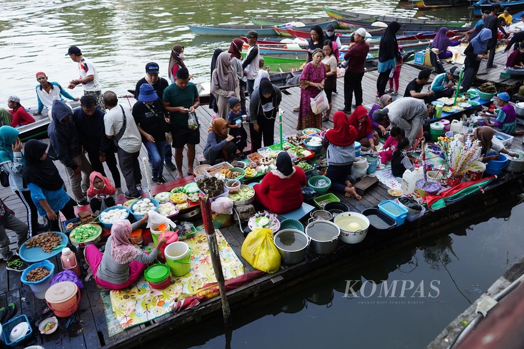 Suasana di pasar terapung di Banjarmasin sebelum pandemi melanda.