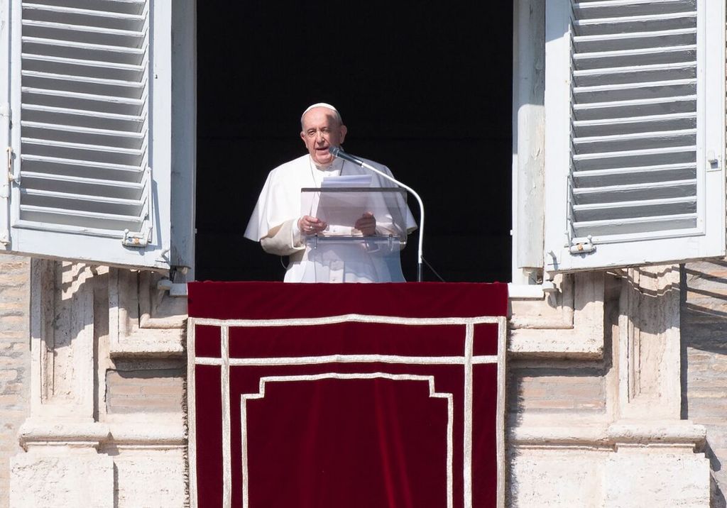 Paus Fransiskus berbicara kepada orang banyak dari jendela istana apostolik yang menghadap ke alun-alun Santo Petrus selama doa Angelus pada hari Minggu (6/2/2022) di Vatikan.