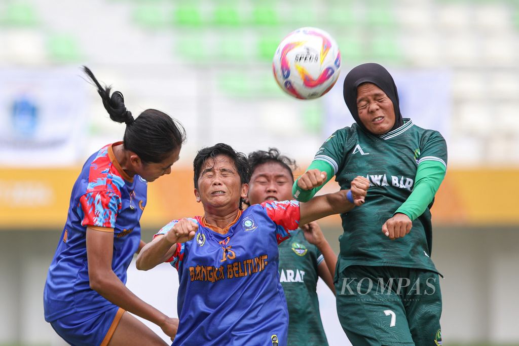 Pemain Jawa Barat berebut bola dengan pemain Bangka Belitung pada laga fase grup sepak bola putri PON XXI Aceh-Sumut 2024 di Stadion Mini Pancing, Deli Serdang, Sumatera Utara, Sabtu (7/9/2024). 