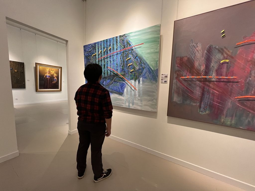 Seorang pengunjung menikmati pameran di Linda Gallery, Indonesia Design District, Pantai Indah Kapuk 2, Jakarta, Selasa (6/2/2024).