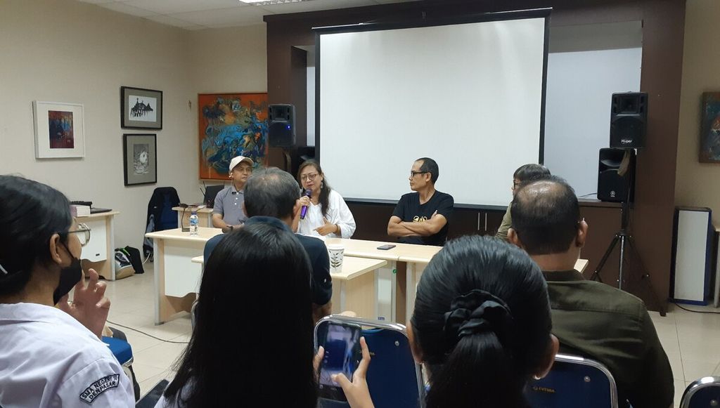 Suasana diskusi serangkaian pengenalan buku dan pemutaran film berjudul <i>Resep Rahasia Cinta</i> di Kantor Kompas Perwakilan Bali di Kota Denpasar, Senin (2/1/2023). Acara digelar Bali Mangsi Foundation. 