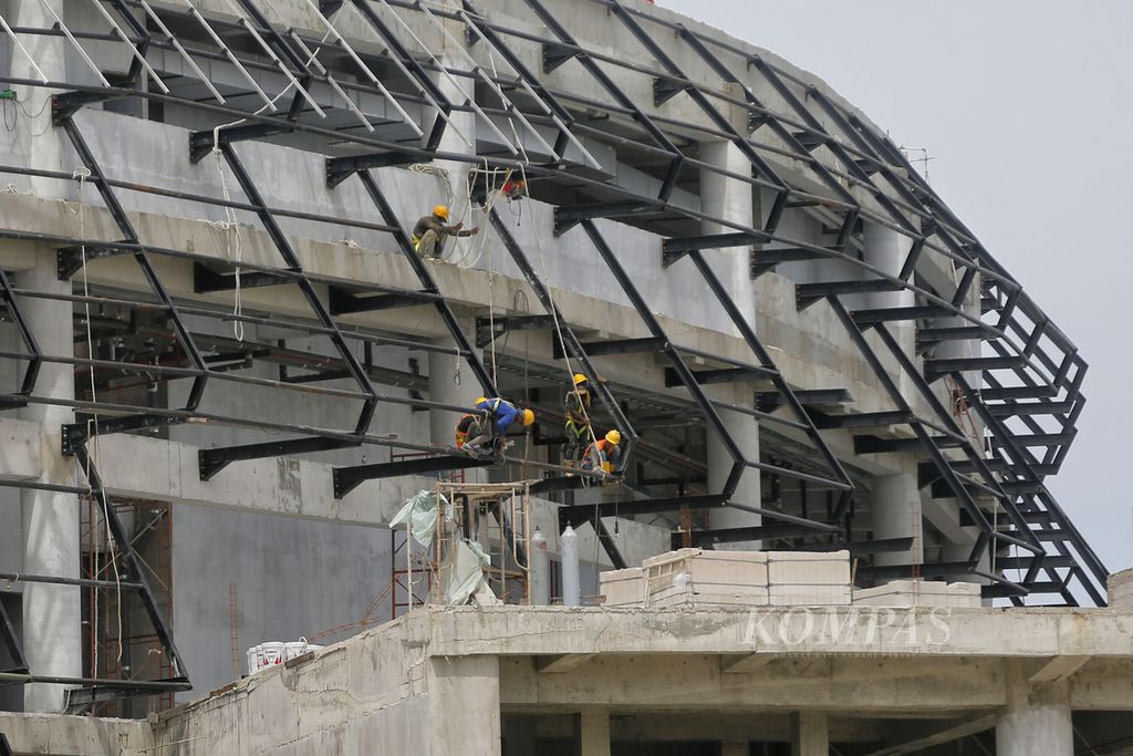 Pekerja menyelesaikan pembangunan gedung olahraga di kawasan Senayan, Jakarta, Minggu (20/11/2022). 