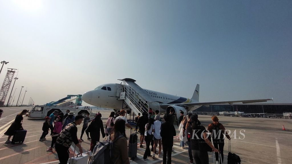 Penumpang bersiap memasuki pesawat di Bandara Internasional Soekarno-Hatta. Tangerang, Banten, Rabu (21/6/2023).  