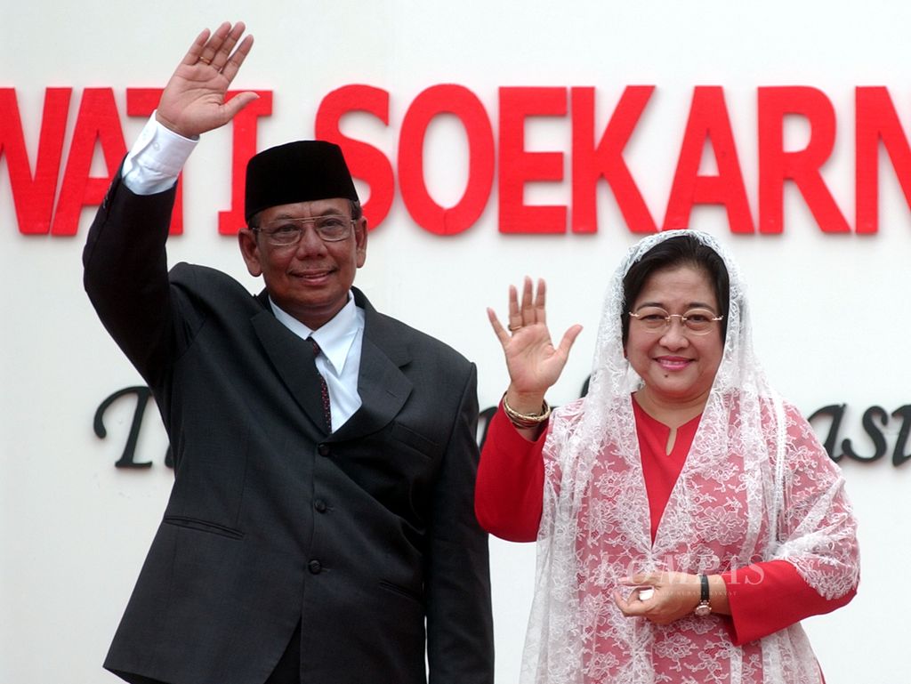 President Megawati Soekarnoputri and Chairman of the PBNU, Hasyim Muzadi, waved to the guests and journalists on Thursday (6/5/2004) at the Proclamation Monument courtyard. They officially nominated themselves as the President and Vice President candidates for the 2004 Presidential Election.