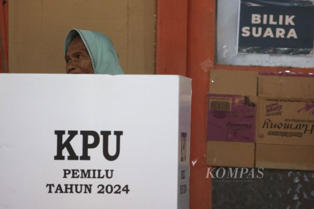 Warga menggunakan hak pilihnya dalam pemungutan suara ulang di TPS 06 Dusun Ngleses, Desa Candimulyo, Kecamatan Candimulyo, Kabupaten Magelang, Jawa Tengah, Minggu (18/2/2024). 