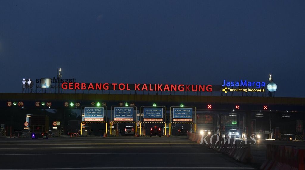 Gerbang Tol Kali Kangkung, Semarang, Jawa Tengah, 20 April 2022. Untuk mengantisipasi lonjakan arus mudik Lebaran 2022, pemerintah menyiapkan rekayasa lalu lintas, seperti penerapan sistem satu arah di Jalan Tol Trans-Jawa. Gerbang Tol Kalikangkung menjadi titik akhir pemberlakukan sistem itu. 