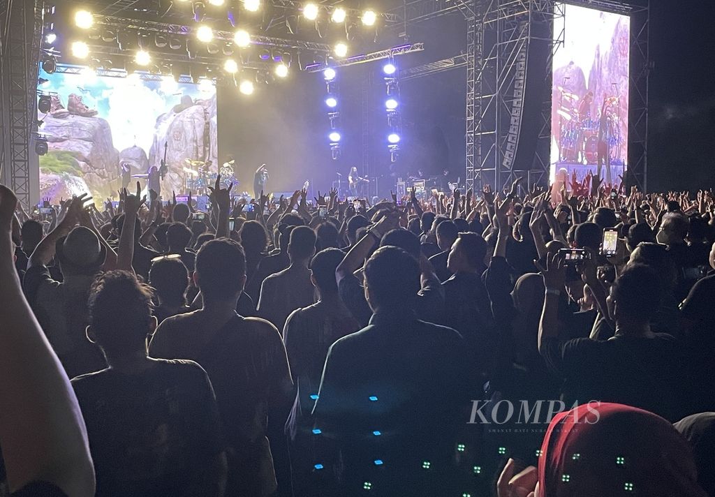 Euforia penonton membuncah saat band rock Dream Theater memungkasi pertunjukan mereka di Allianz Ecopark, Ancol, Jakarta Utara, Jumat (12/5/2023). Konser berdurasi dua jam itu adalah kota terakhir dari rangkaian Top of The World Tour.
