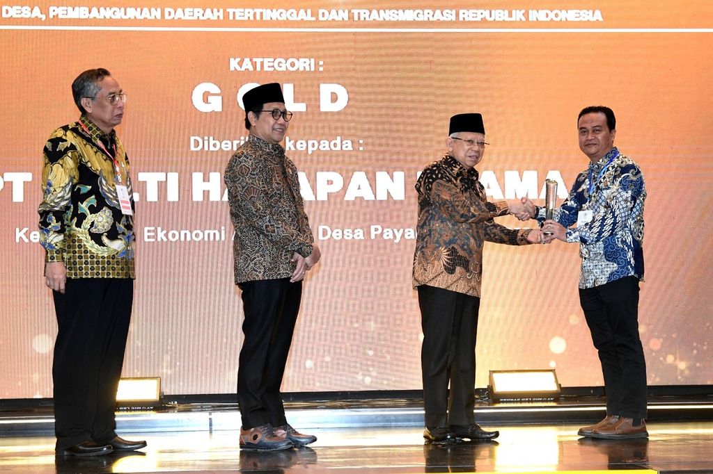 Vice President Ma'ruf Amin, accompanied by the Minister of Villages, Disadvantaged Regions, and Transmigration Abdul Halim Iskandar, as well as the Chairman of the Indonesian Social Sustainability Forum Sudarmanto, presented awards to the winners of the CSR and Sustainable Village Development Awards 2024 in Jakarta on Tuesday (7/5/2024).