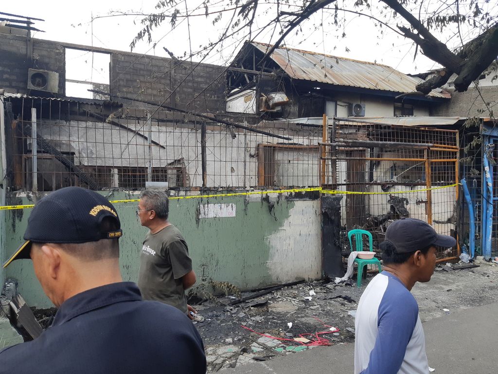 Warga menyaksikan rumah yang terbakar di Perkampungan Industri Kecil Kelurahan Penggilingan, Kecamatan Cakung, Jakarta Timur, pada Minggu (4/2/2024).  