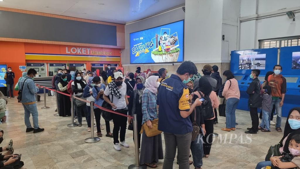 Sejumlah penumpang mengantre untuk mendapatkan layanan transportasi di Stasiun Bandung, Jawa Barat, Senin (25/4/2022).