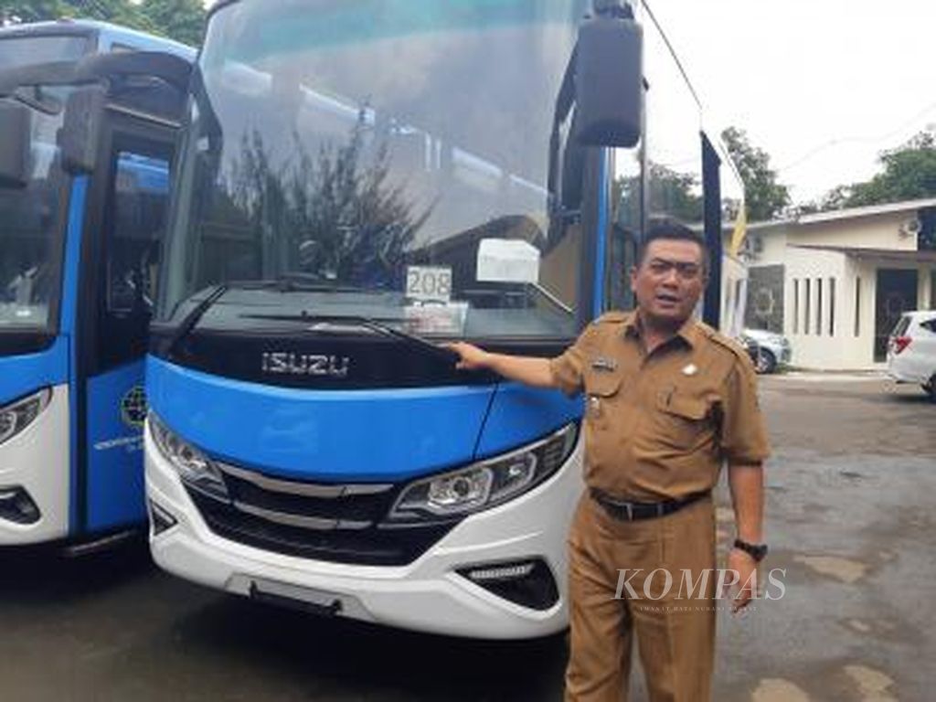 Wali Kota Cirebon Nashrudin Azis menunjukkan sejumlah bus rapid transit di kantor Dinas Perhubungan Kota Cirebon, Jawa Barat, Senin (20/1/2020). Kementerian Perhubungan memberikan bantuan 10 BRT untuk mengantisipasi kemacetan di kota seluas 37 kilometer persegi itu.