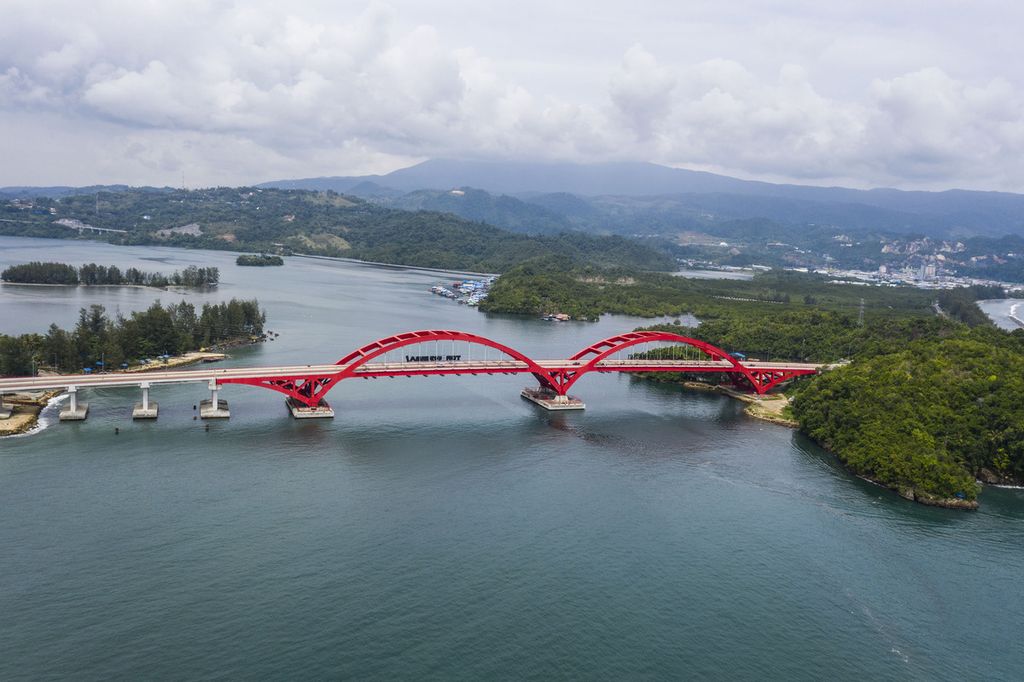 Jembatan Youtefa berdiri megah di kawasan Teluk Youtefa, Jayapura, Papua, Rabu (1/12/2021). 