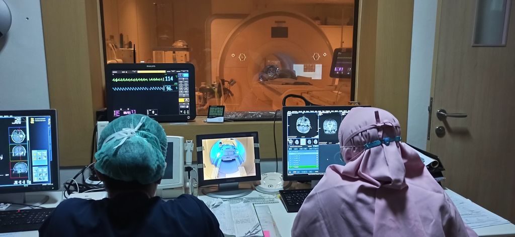 Tenaga kesehatan profesional tengah memantau proses pemeriksaan <i>magnetic resonance imaging</i> (MRI) otak pada pasien yang dirawat di RS Pusat Otak Nasional Prof Dr dr Mahar Mardjono, Jakarta, Senin (6/2/2023). Pemeriksaan MRI otak merupakan salah satu pemeriksaan yang termasuk di dalam rangkaian pemeriksaan <i>brain check up</i>.