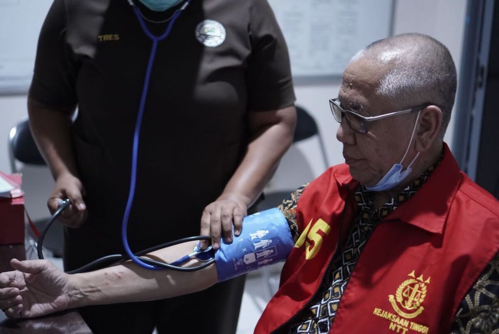 Tersangka HFX sedang diperiksa tekanan darahnya oleh petugas di Kejaksaan Tinggi Kupang, Selasa (16/1/2024), sebelum ditahan.