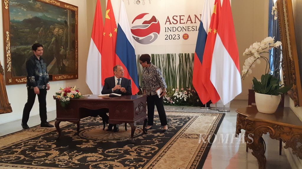Menteri Luar Negeri Rusia Sergey Lavrov (duduk) bercakap-cakap dengan Menlu Retno Marsudi sebelum menandatangani buku tamu Kementerian Luar Negeri Indonesia di Jakarta, Rabu (12/7/2023).