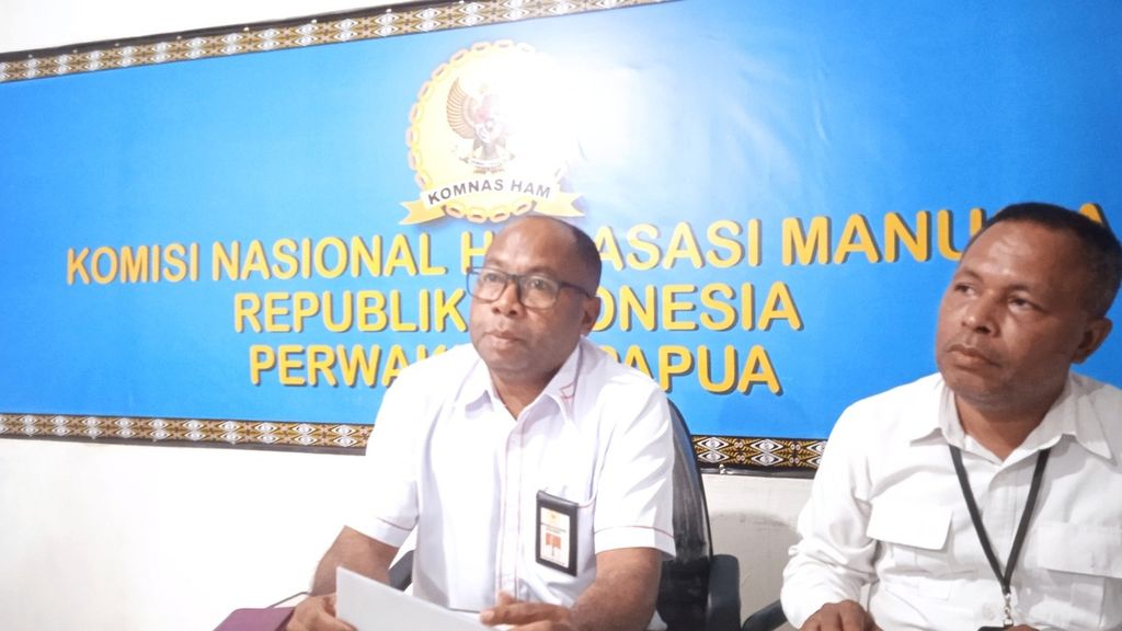 Kepala Perwakilan Komnas HAM Wilayah Papua Frits Ramandey bersama salah satu anggota tim investigasi menyampaikan hasil penyelidikan kasus penyiksaan dua warga yang diduga dilakukan oleh sejumlah prajurit TNI di Kabupaten Mappi pada 30 Agustus 2022.
