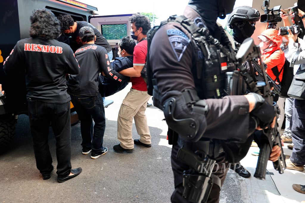Salah satu pelaku percobaan pembunuhan istri anggota TNI yang tertangkap dikeluarkan dari kendaraan taktis gelar kasus tersebut di Kantor Kepolisian Daerah Jawa Tengah, Kota Semarang, Senin (25/7/2022).