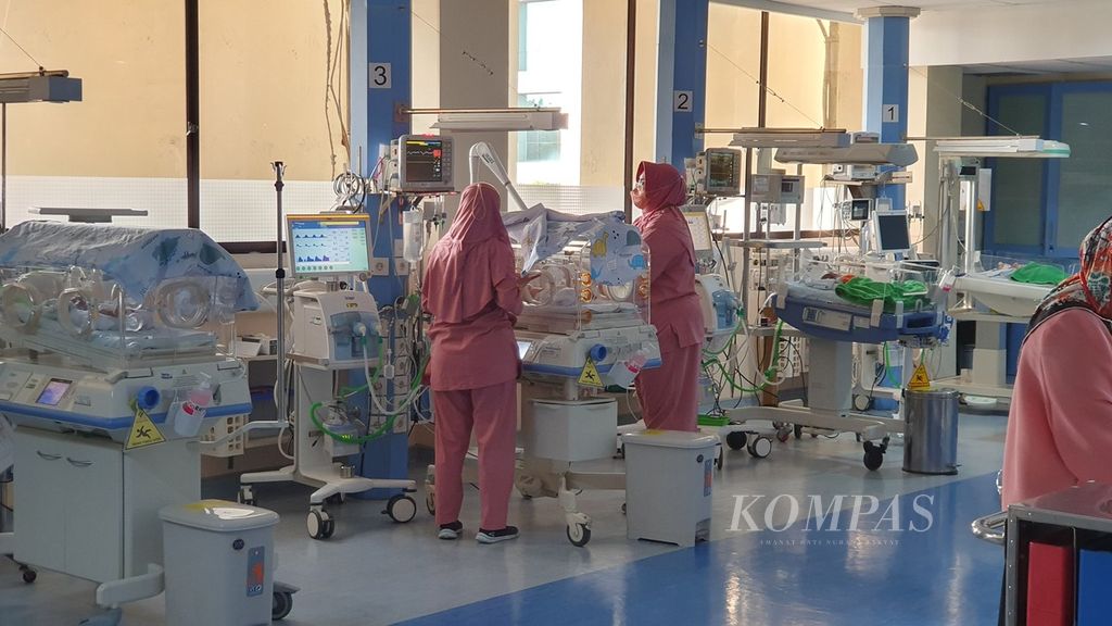 Situasi perawatan bayi prematur di ruang Neonatal Intensive Care Unit (NICU) di Rumah Sakit Anak dan Bunda (RSAB) Harapan Kita, Jakarta, Jumat (15/12/2023).