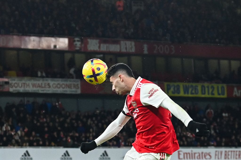 Gelandang Arsenal, Gabriel Martinelli, menyundul bola dalam pertandingan Liga Inggris antara Arsenal dan West Ham di Stadion Emirates, London, Senin (26/12/2022) dini hari WIB. 