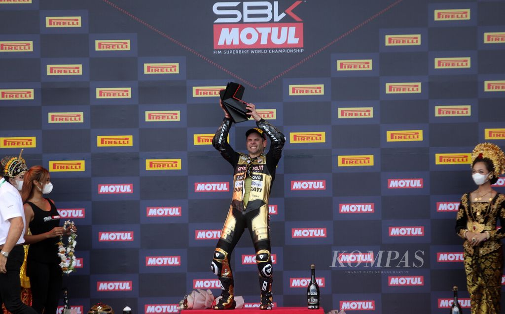 Pebalap tim Aruba.it Ducati, Alvaro Bautista, mengangkat trofi gelar juara dunia setelah meraih posisi podium kedua pada balapan kedua dalam rangkaian Kejuaraan Dunia Superbike (WSBK) 2022 di Sirkuit Jalan Raya Internasional Mandalika, Kuta, Pujut, Lombok Tengah, NTB, Minggu (13/11/2022). 