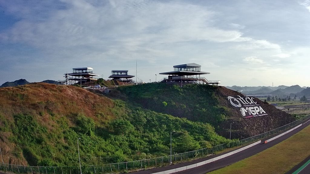 Pemandangan udara dari Bukit 360 Sirkuit Internasional Jalan Raya Pertamina Mandalika, Lombok Tengah, NTB. 
