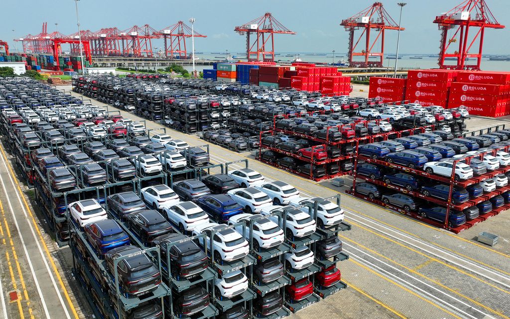 Arsip foto pada 11 September 2023 ini menunjukkan mobil listrik keluaran BYD menunggu dimuat ke kapal di terminal kargo di Pelabuhan Suzhou, Provinsi Jiangsu, China. 