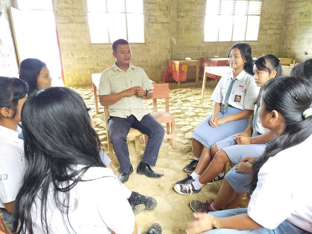A teacher in South Nias, North Sumatra, Alnoferi (30), provides counseling services to his students.