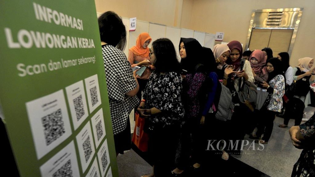 Pencari kerja berburu lowongan pekerjaan dalam Topkarir Expo, bursa kerja yang diadakan situs penyedia lowongan pekerjaan Topkarir, di Gedung Smesco, Jakarta, Jumat (16/11/2018).  