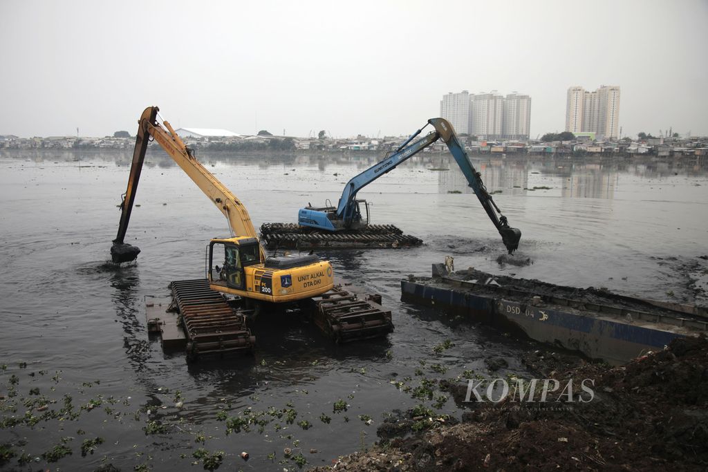 Alat berat digunakan untuk mengeruk lumpur dan sedimen di Waduk Pluit, Penjaringan, Jakarta Utara, Rabu (19/10/2022). Pengerukan ini sebagai upaya untuk mencegah banjir di Ibu Kota. 