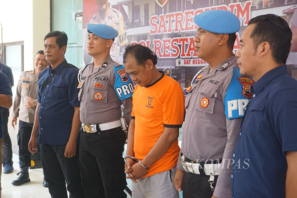 Mbah Supri (42) ditangkap jajaran Polresta Cilacap terkait kasus dukun cabul di Cilacap, Jawa Tengah, Selasa (7/11/2023). 