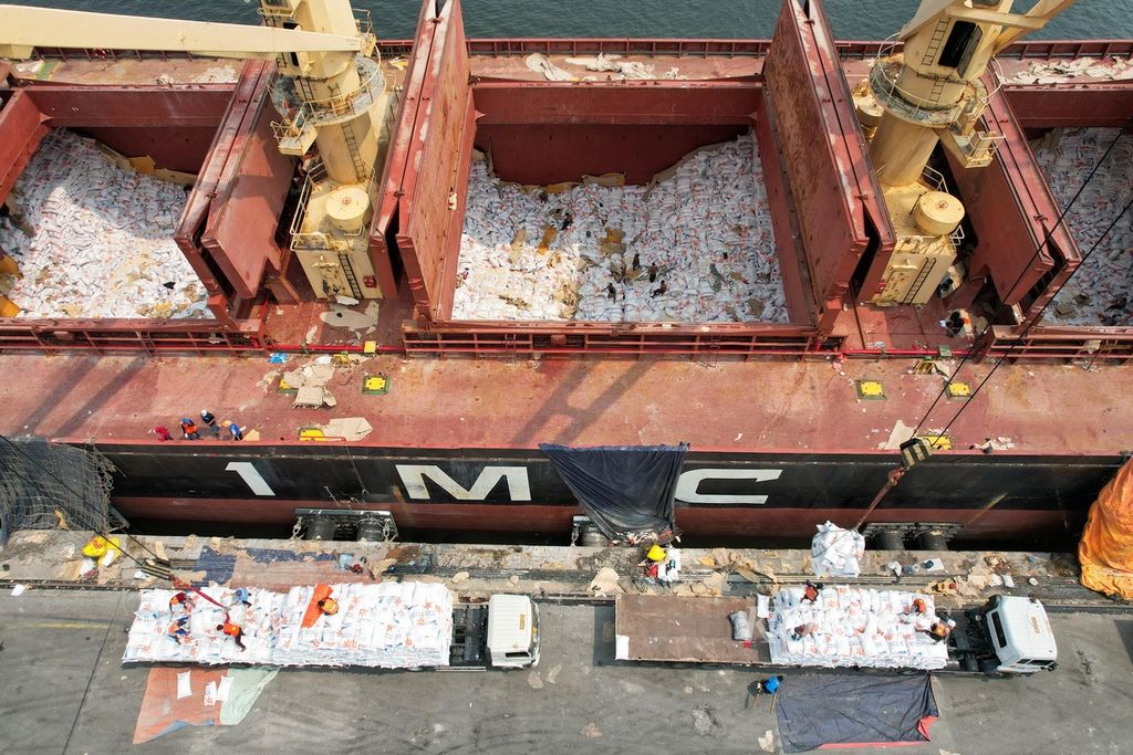 Aktivitas pembongkaran beras impor dari Thailand yang baru tiba di Pelabuhan Tanjung Priok, Jakarta, dengan menggunakan Kapal Vimc Unity, Senin (29/5/2023). 