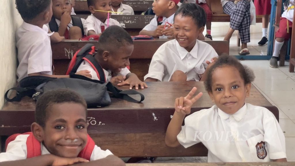 Suasana di salah satu ruang kelas SDN Inpres Yoka Pantai, Kampung Yoka, Distrik Heram, Kota Jayapura, Papua, Senin (3/6/2024).