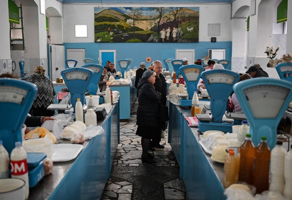 Orang-orang membeli susu di pasar sentral di Chisinau, Moldova, 29 April 2022.  Rusia pada 28 April 2022 menyatakan serangan ke Transnistria, wilayah yang dikuasai separatis di Moldova, adalah "tindakan terorisme". 