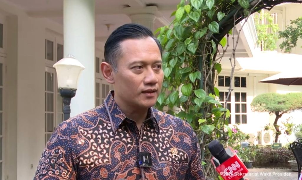 Menteri Agraria dan Tata Ruang/Kepala Badan Pertanahan Nasional Agus Harimurti Yudhoyono memberikan keterangan kepada wartawan seusai mengunjungi Wakil Presiden Ma'ruf Amin di kediaman resmi Wapres di Jakarta, Sabtu (24/2/2024).