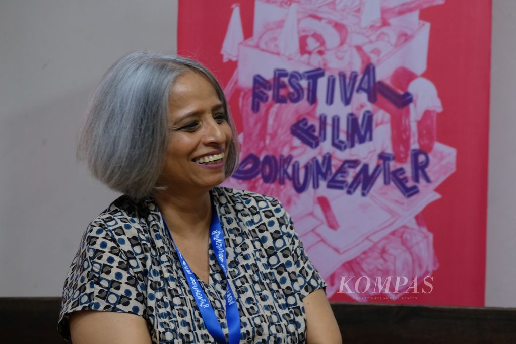Pembuat film dokumenter asal India, Nishtha Jain, saat menghadiri Festival Film Dokumenter di Yogyakarta, Jumat (8/12/2023). Jain tenar setelah filmnya yang berjudul <i>Gulabi Gang </i>(2012) menyita perhatian publik. Anggota Academy of Motion Pictures Arts and Sciences ini kerap mengangkat isu sosial di film-filmnya.