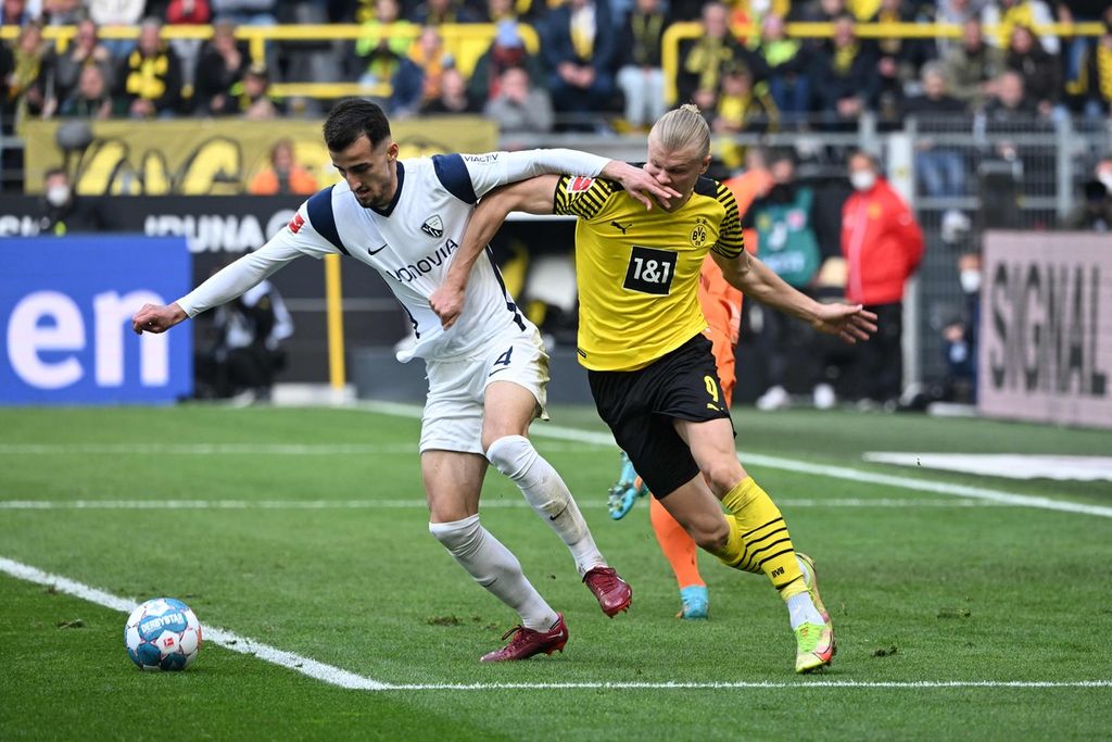 Bek VfL Bochum Erhan Masovic menghalangi penyerang Borussia Dortmund Erling Braut Haaland pada laga Bundesliga Jerman antara VfL Bochum dan Borussia Dortmund di Dortmund, 30 April 2022. 