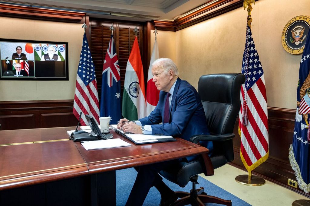Dalam foto yang dirilis oleh Gedung Putih, Presiden AS Joe Biden dari Gedung Putih, Washington DC, AS, Kamis (3/3/2022) waktu setempat, menyapa para pemimpin dalam kelompok aliansi Quad pada pertemuan virtual membahas serangan Rusia terhadap Ukraina.