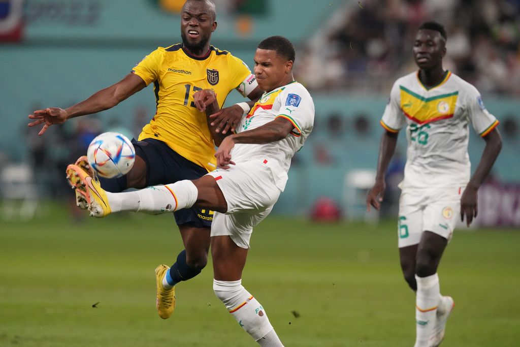 Pemain Senegal, Youssouf Sabaly (kanan), berebut bola dengan pemain Ekuador, Enner Valencia, di pertandingan terakhir fase Grup A Piala Dunia 2022 di Stadion Khalifa, Qatar, Selasa (29/11/2022). Senegal melaju ke babak 16 besar setelah mengalahkan Ekuador 2-1. Senegal berada di urutan kedua Grup A di bawah Belanda yang pada saat bersamaan menang atas tuan rumah Qatar, 2-0.