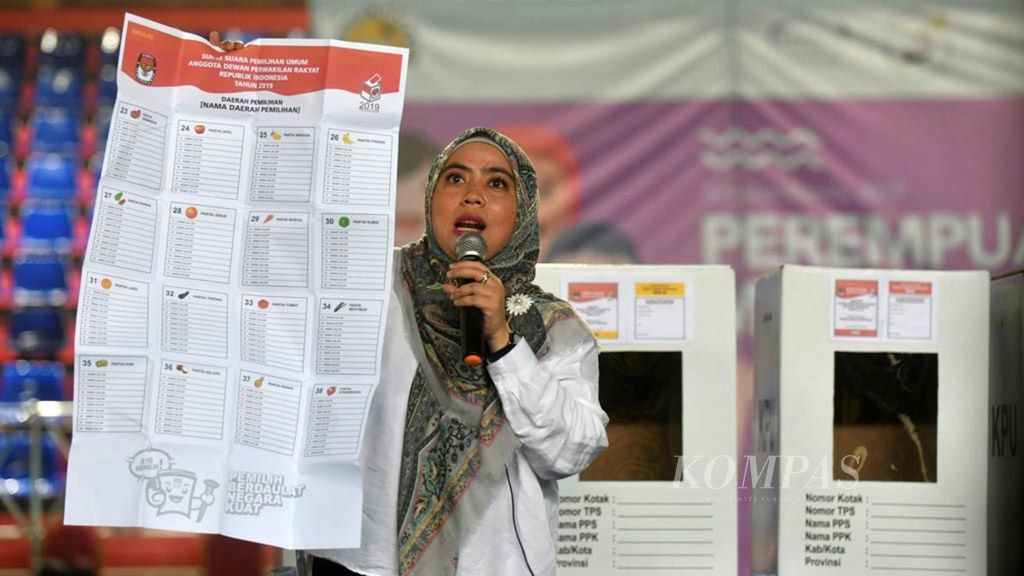 ILUSTRASIKetua KPU DKI Jakarta Betty Epsilon Idroos menjelaskan pencoblosan surat suara untuk anggota DPR dalam acara "Simulasi Pemilu 2019 : Perempuan Memiih" di Jakarta, Sabtu (6/4/2019).