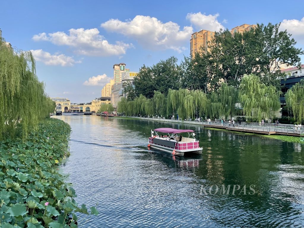 Sungai Liangma menjadi tempat favorit warga kota Beijing, China, untuk menikmati udara dan sungai yang bersih dan indah. Di sepanjang sungai banyak restoran dan jika bosan duduk-duduk, bisa menikmati naik perahu pesiar. Seperti salah satu perahu pesiar yang menawarkan perjalanan romantis selama 45 menit, Sabtu (20/8/2022).