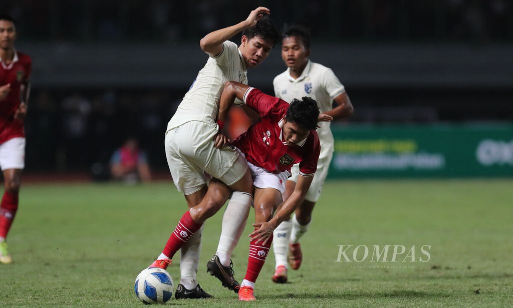 Penyerang sayap tim Indonesia U-19, Ferdiansyah Cecep Surya (kanan), ditempel ketat pemain Thailand U-19, Sitha Booniha, dalam laga penyisihan Grup A Piala AFF U-19 2022 di Stadion Patriot Chandrabhaga, Bekasi, Jawa Barat, Rabu (6/7/2022). Minimnya kreativitas lini depan memusingkan pelatoh Shin tae-yong menghadapi dua laga tersisa di Grup A.