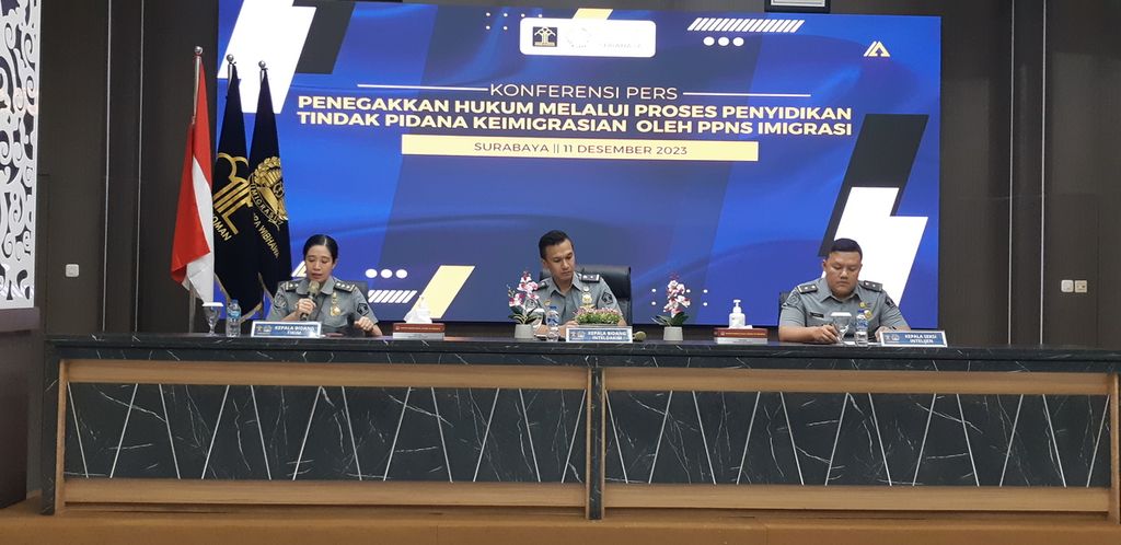 Kantor Imigrasi Kelas I Khusus TPI Surabaya mengumumkan peekembangan proses hukum terhadap warga negara asing yang menjadi joki dalam tes bahasa Inggris, Senin (11/12/2023), di Sidoarjo, Jawa Timur. 