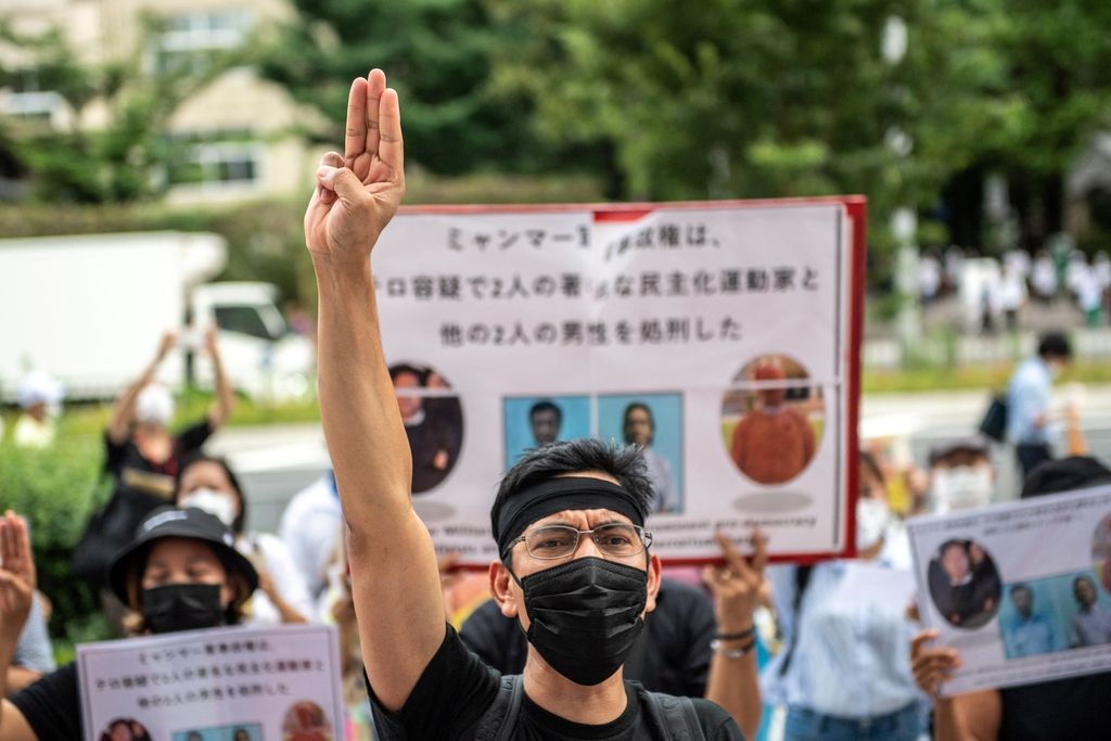 Sejumlah aktivis berdemo di depan Universitas PBB di Tokyo, 26 Juli 2022, mengecam eksekusi empat aktivis prodemokrasi oleh junta militer Myanmar. 