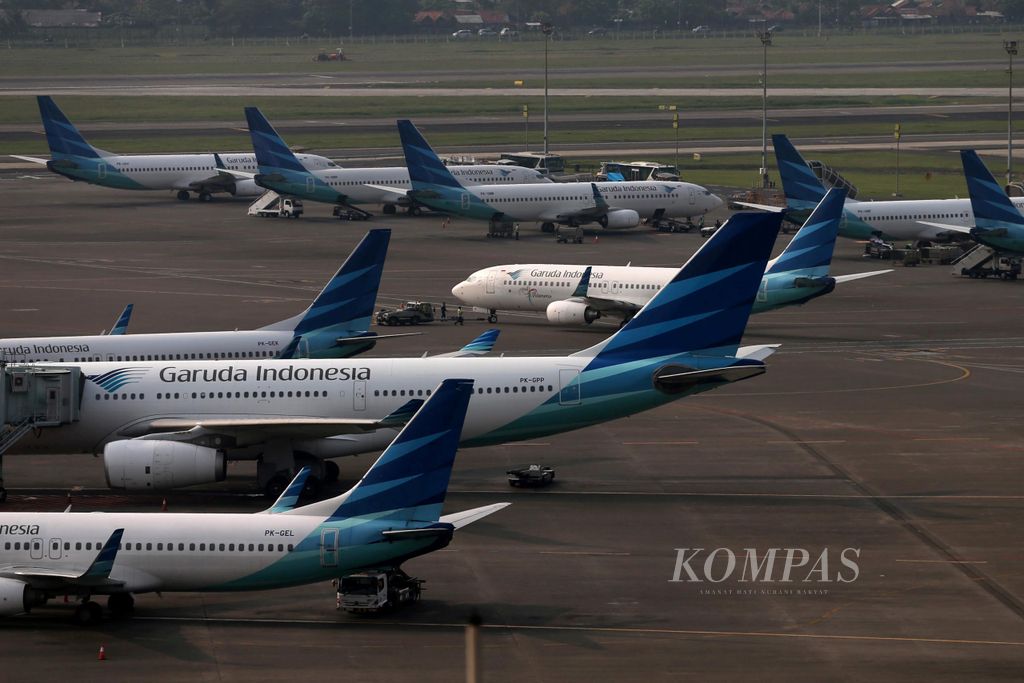 Jajaran armada pesawat Garuda parkir di Bandara Soekarno Hatta, Tangerang, Banten, Selasa (23/6/2015). Untuk mengantisipasi arus mudik dan arus balik Lebaran pada 2015, maskapai Garuda Indonesia menambah kapasitas menjadi sekitar 1,6 juta kursi. Jumlah tersebut naik 15 persen dari hari-hari biasa.