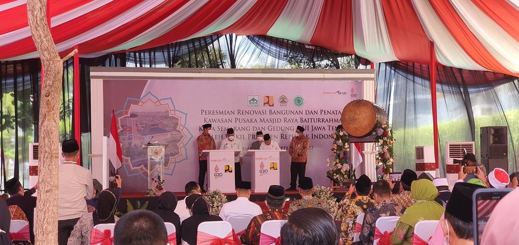 Wakil Presiden Ma'ruf Amin menandatangani prasasti saat meresmikan renovasi kawasan cagar budaya Masjid Raya Baiturrahman Semarang dan pembangunan kantor Majelis Ulama Indonesia (MUI) Jawa Tengah, di halaman Masjid Baiturrahman, Jumat (23/9/2022).