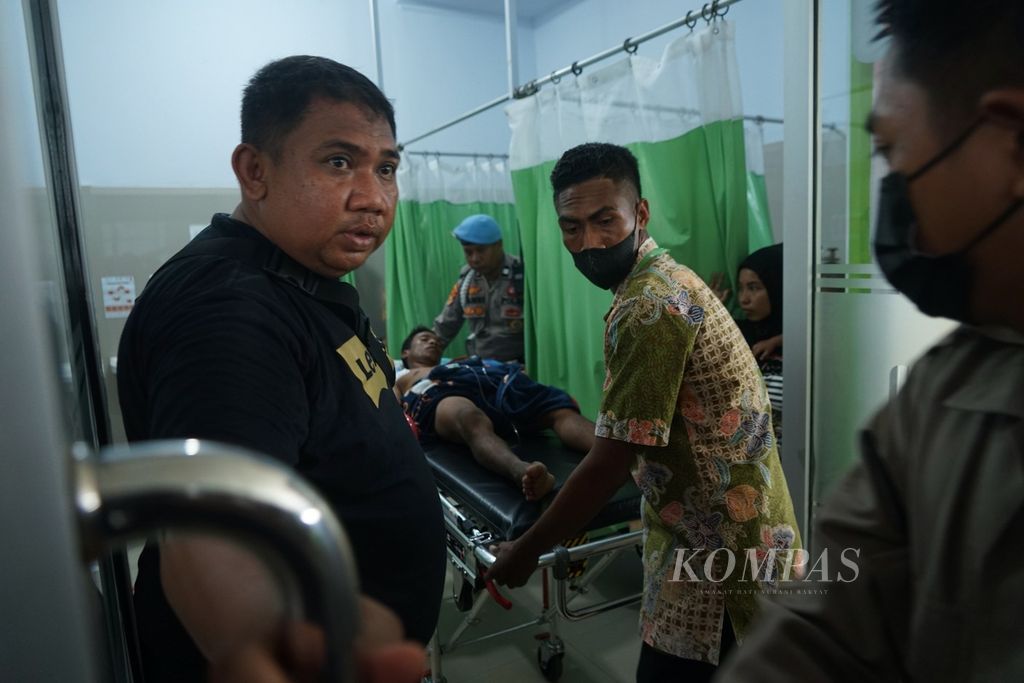 Juswa (23) alias Ucok, salah seorang nelayan korban penembakan, asal Laonti, Konawe Selatan, saat menjalani perawatan di RS Santa Anna, Kendari, Sulawesi Tenggara, Jumat (24/11/2023). Ia bersama tiga rekannya ditembak personel Polairud Polda Sultra saat melaut. Seorang di antaranya meninggal.