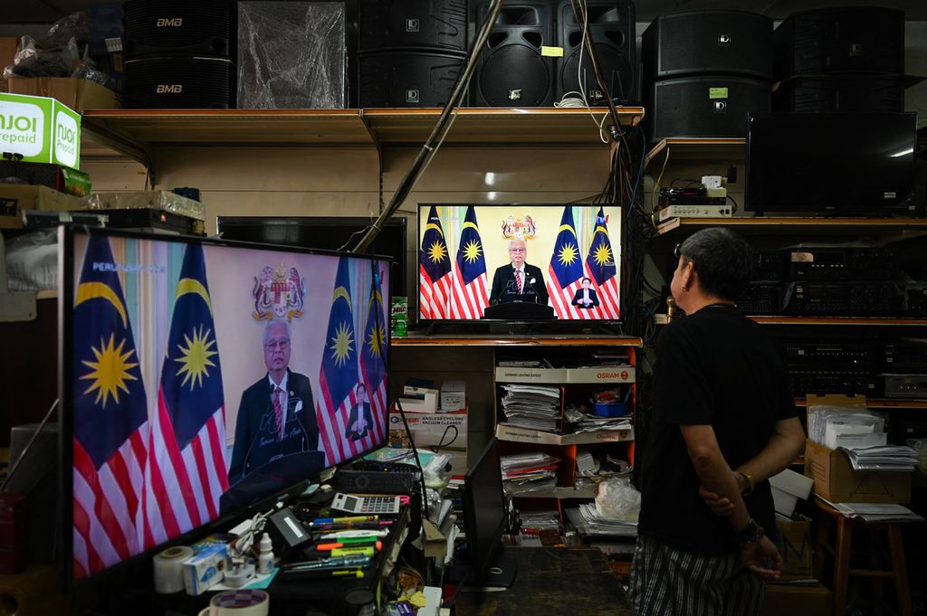 Warga Pahang, Malaysia, menyimak pengumuman pembubaran parlemen federal oleh Perdana Menteri Malaysia Ismail Sabri, Senin (10/10/2022). Selepas pengumuman itu, pemilu Malaysia akan dipercepat dari seharusnya Mei 2023, pemilu akan digelar dalam 60 hari ke depan