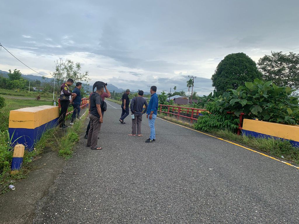 Tim Kejaksaan Tinggi Papua tinjau lokasi proyek perbaikan ruas Jalan Samabusa-Nabarua di Kabupaten Nabire, Papua Tengah, pertengahan September 2023. 